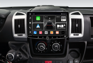 Monitor multimedia, máscara con soportes de fijación, cableado Plug & Play con recuperación de los mandos en el volante, adaptador de antena FM.