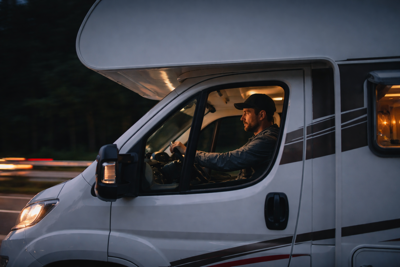 Viajar en autocaravana por la noche: cómo mejorar la visibilidad y la seguridad