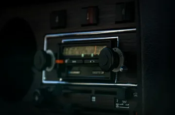 Autoradio FM vs DAB: Entdecke die Unterschiede