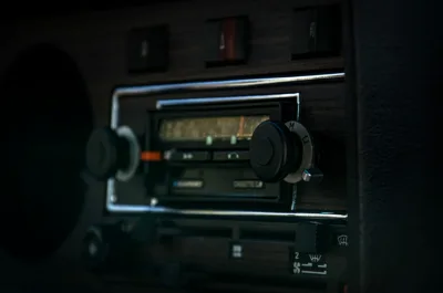 Autoradio FM vs DAB: Entdecke die Unterschiede