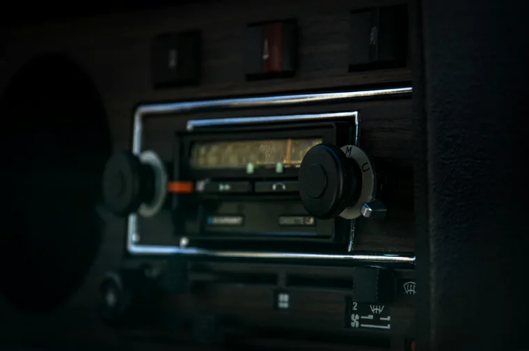 Autoradio FM vs DAB: Entdecke die Unterschiede